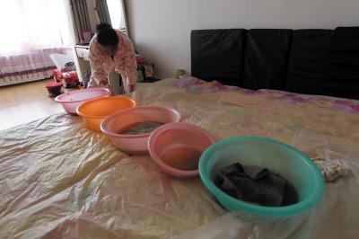 孝昌楼上漏水，住户失联，小区没物管，业主维权难！律师来支招……